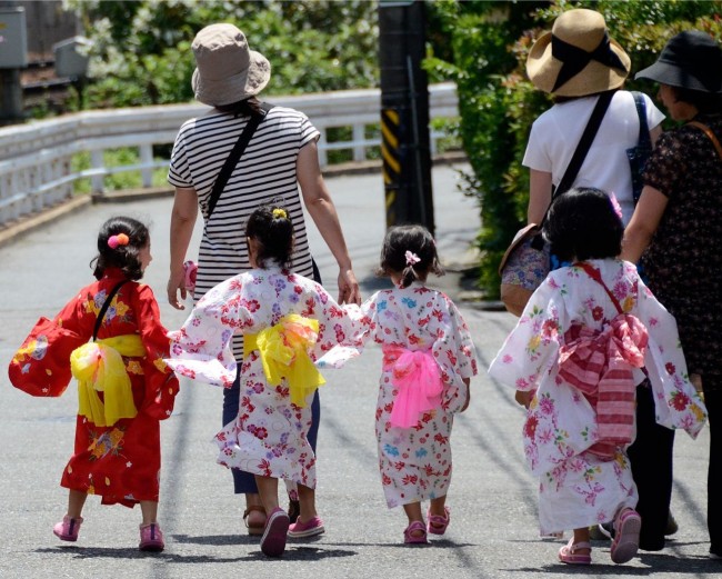 2. Kimono clad youngsters heading home after the Arimatsu Shibori Festival. Photo Eileen Ekinaka